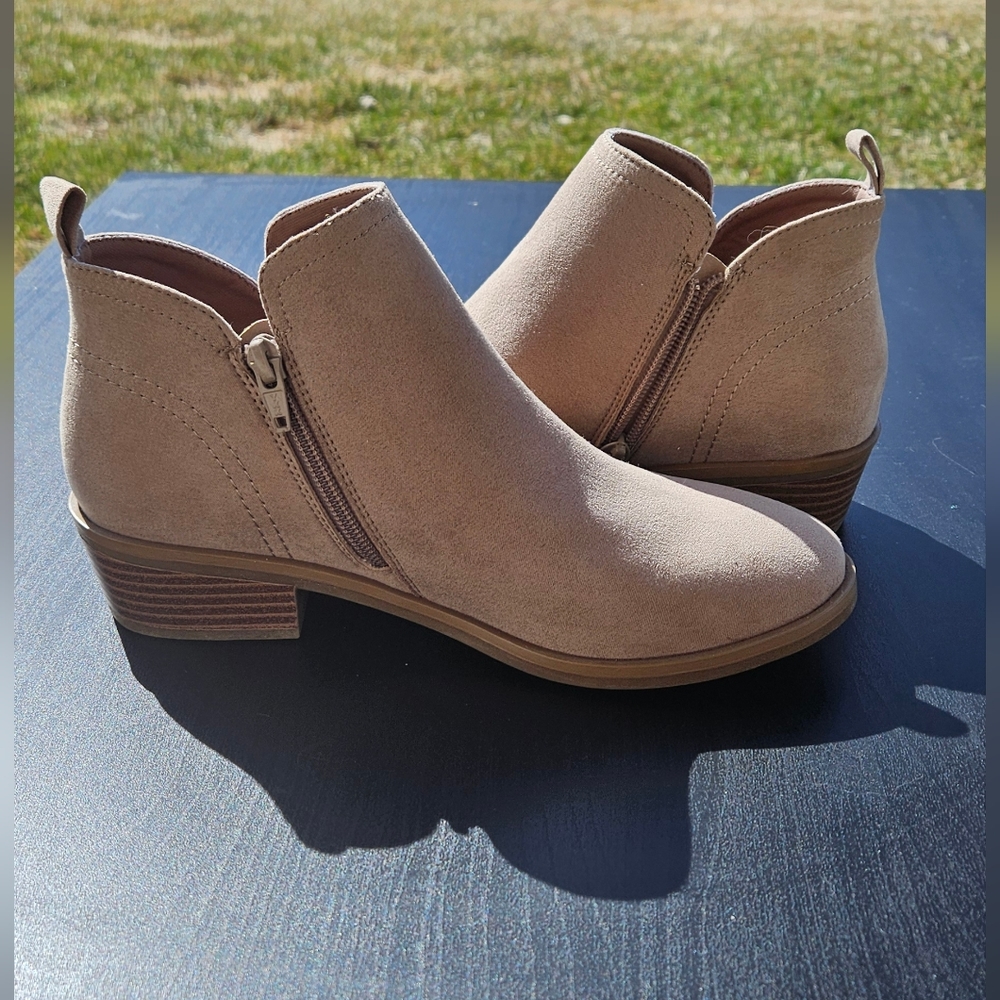 Size 7 tan ankle boots